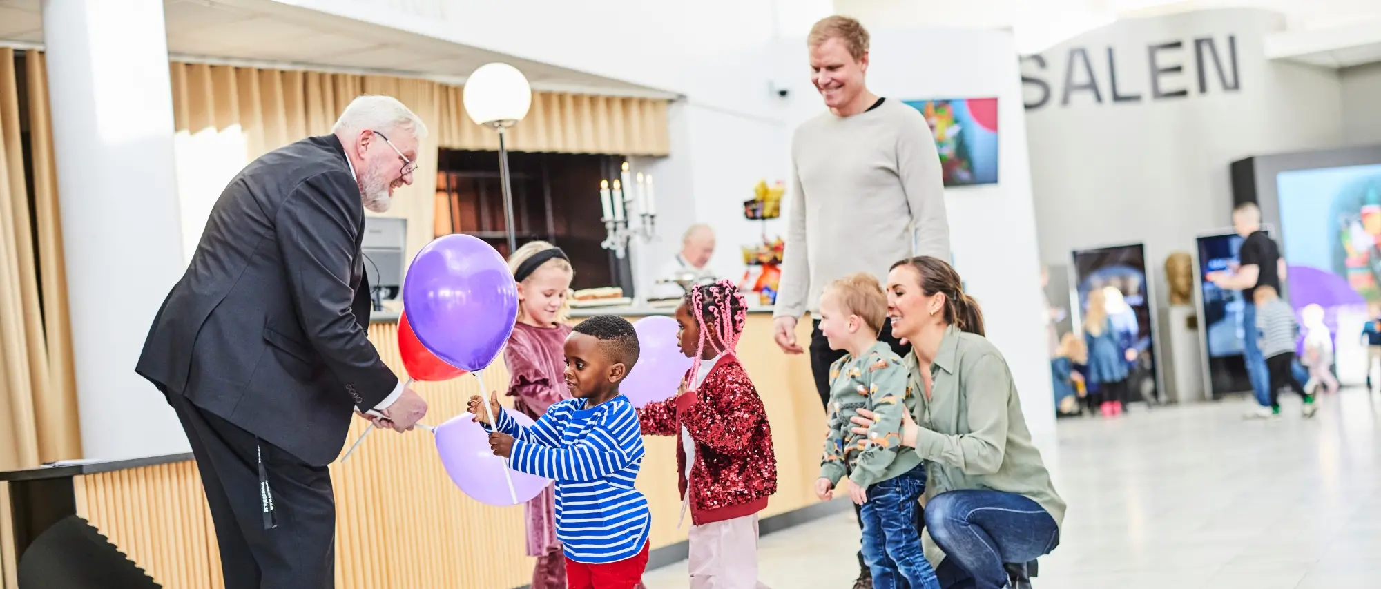 Publikvärd interagerar med besökare på en av våra två arenor